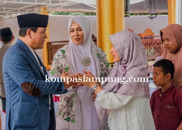 Masyarakat Tumpah Ruah Hadiri Open House Di Rumdis Wali Kota dan Wakil Wali Kota Metro