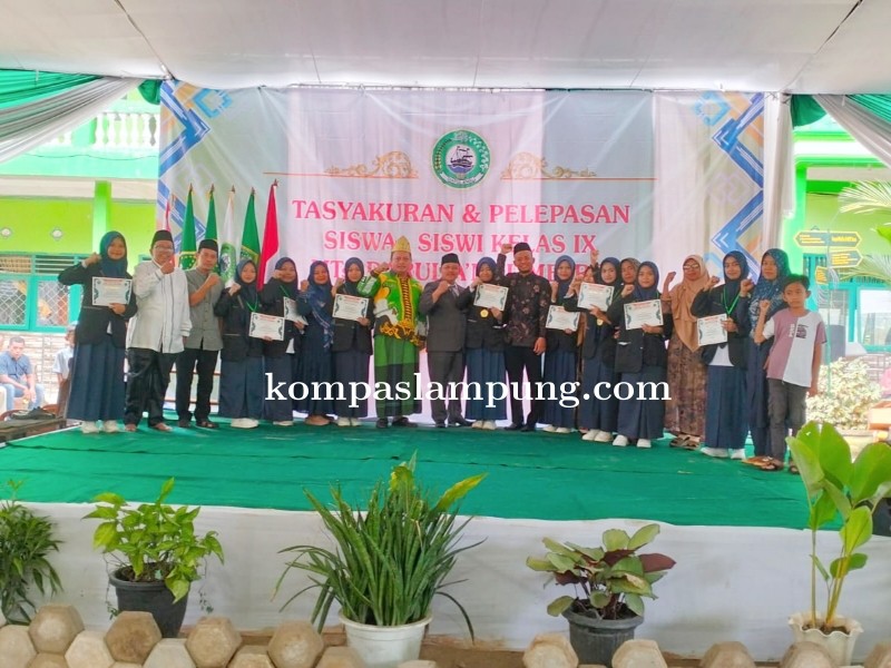 Perpisahan Murid Mts Darul Amal, Pengampu Yayasan berikan Reword Kepada Siswa Berprestasi