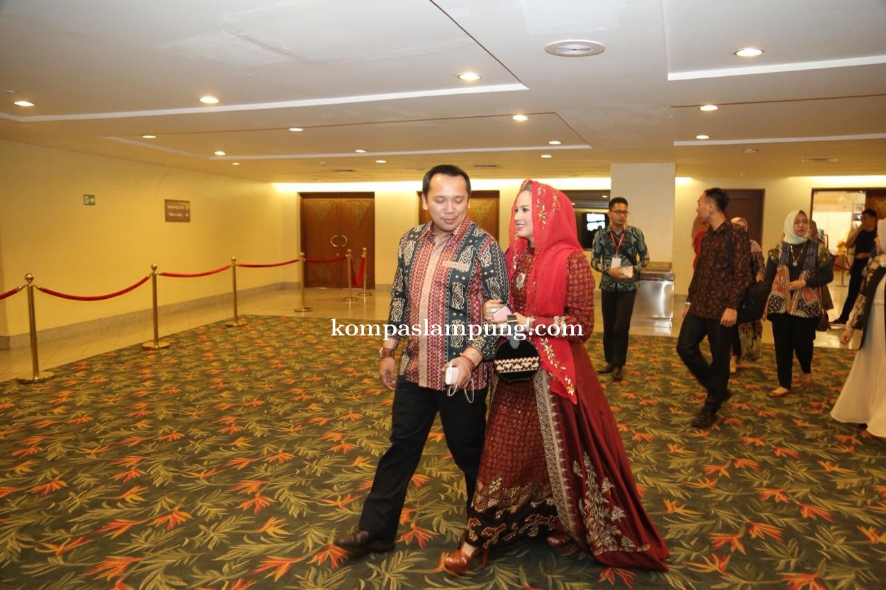 Hadir Di Indonesian Fashion Week 2019, Gubernur Ridho dan Istri Ingin Tapis Lampung Mendunia