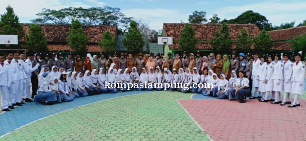 Polwan Polres Metro Ajak Siswa Tak Mudah Termakan \"Hoax\" di Media Sosial