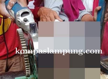Aduh! Penjual Air Tebu Nyaris Tangannya Putus Tergilas Mesin Gilingan