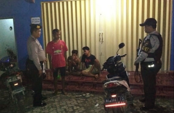 Lagi Asik Nongrkrong, Warga Kaget Kedatangan Polisi