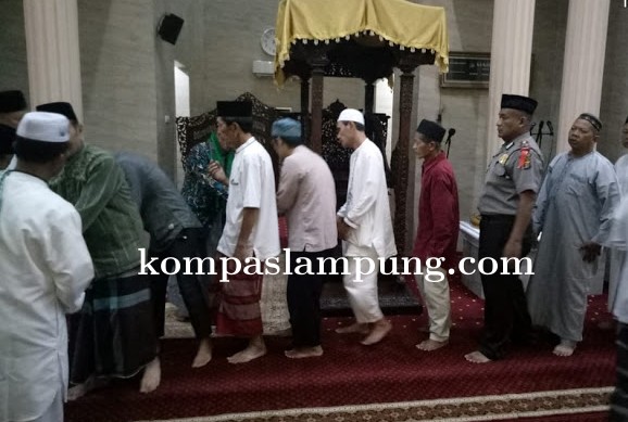 Kapolsek Metro Pusat Dengan Personilnya Subuhan Bersama Masyarakat