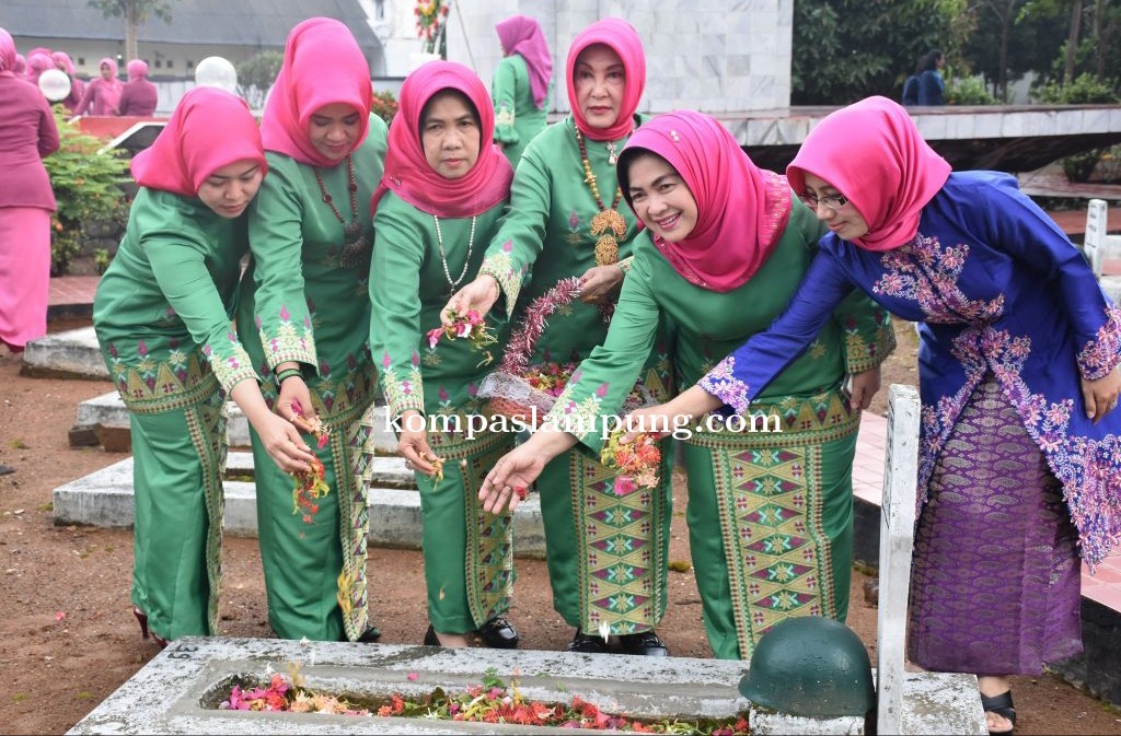 Gabungan Organisasi Wanita Kota Metro Peringati Hari Kartini ke-140 Dengan Ziarah