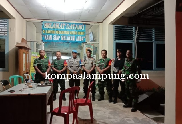 Personil Polres Metro Amakan PPK Pemilu 2019 di Metro Barat