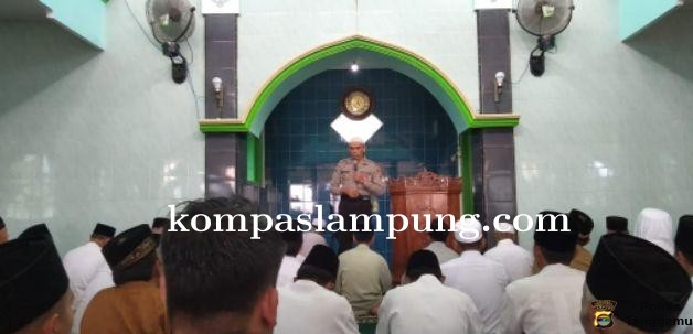 Jumat Keliling, Kasat Binmas Polres Tanggamus Sholat Berjamaah di Gisting