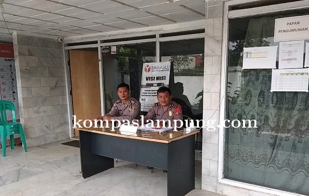 Personil Polres Metro Lakukan Pengamanan Di Kantor Bawaslu