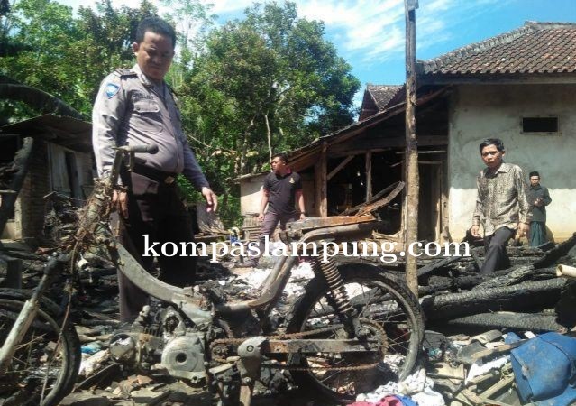Diduga Korsleting Listrik, Polsek Pugung Cek TKP Kebakaran Rumah Warga Pungkut