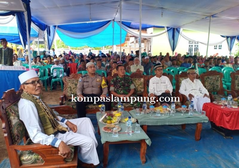 Bhabinkamtibmas Polres Tanggamus Hadiri Haflah Akhirussanah di Sumberejo