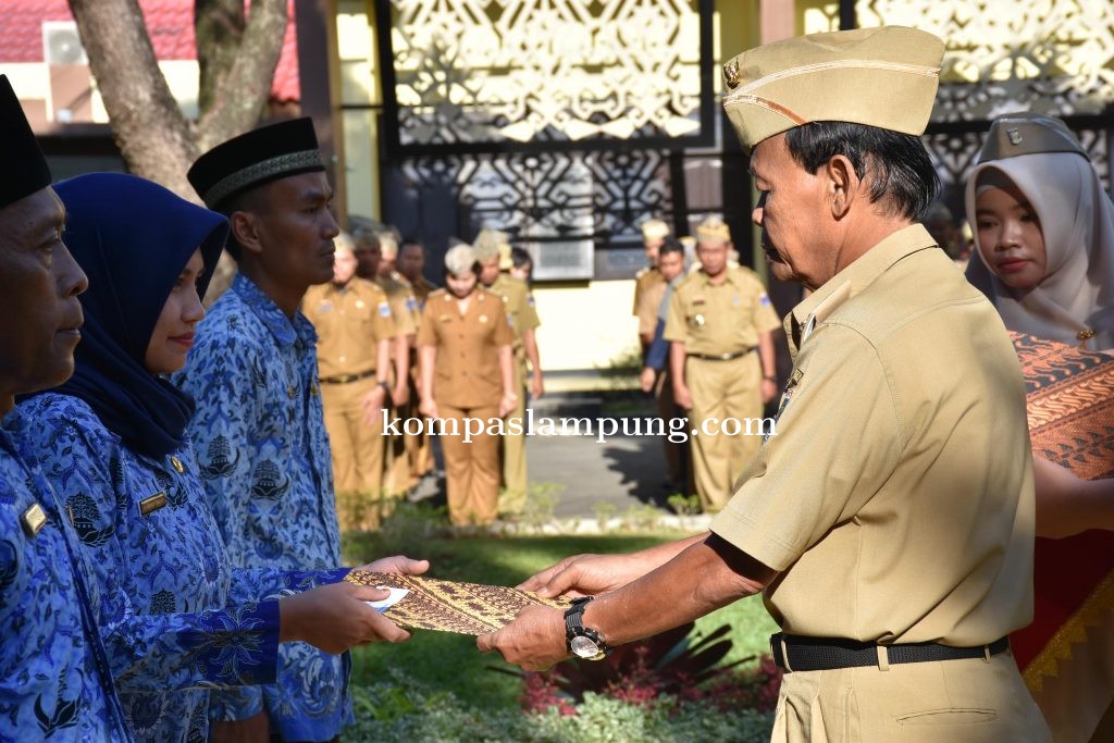 Pemkot Serahkan SK Kenaikan Pangkat Kepada 412 PNS di Kota Metro