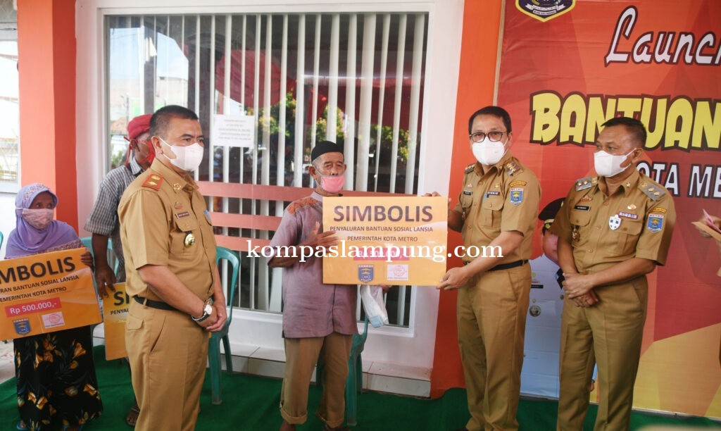 Pemerintah Kota Metro Menyalurkan Bantuan Sosial Lansia Untuk 240 Orang