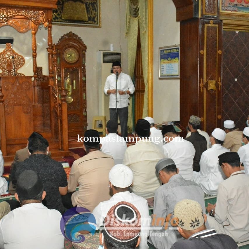 Awali Safari Ramadhan, Bupati Lamteng Sholat Tarawih di Masjid Istiqlal Bandar Jaya
