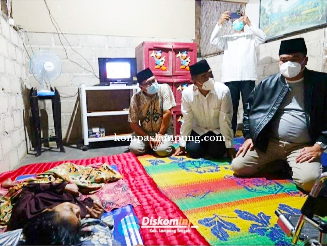 Bupati Lamteng Kunjungi Rumah Warga Yang Mengalami Kelumpuhan Sejak Lama