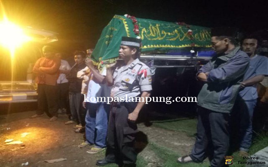 Sambang Duka, Bhabinkamtibmas Hantarkan Penderita Kanker Tulang yang Meninggal Hingga ke Pemakaman