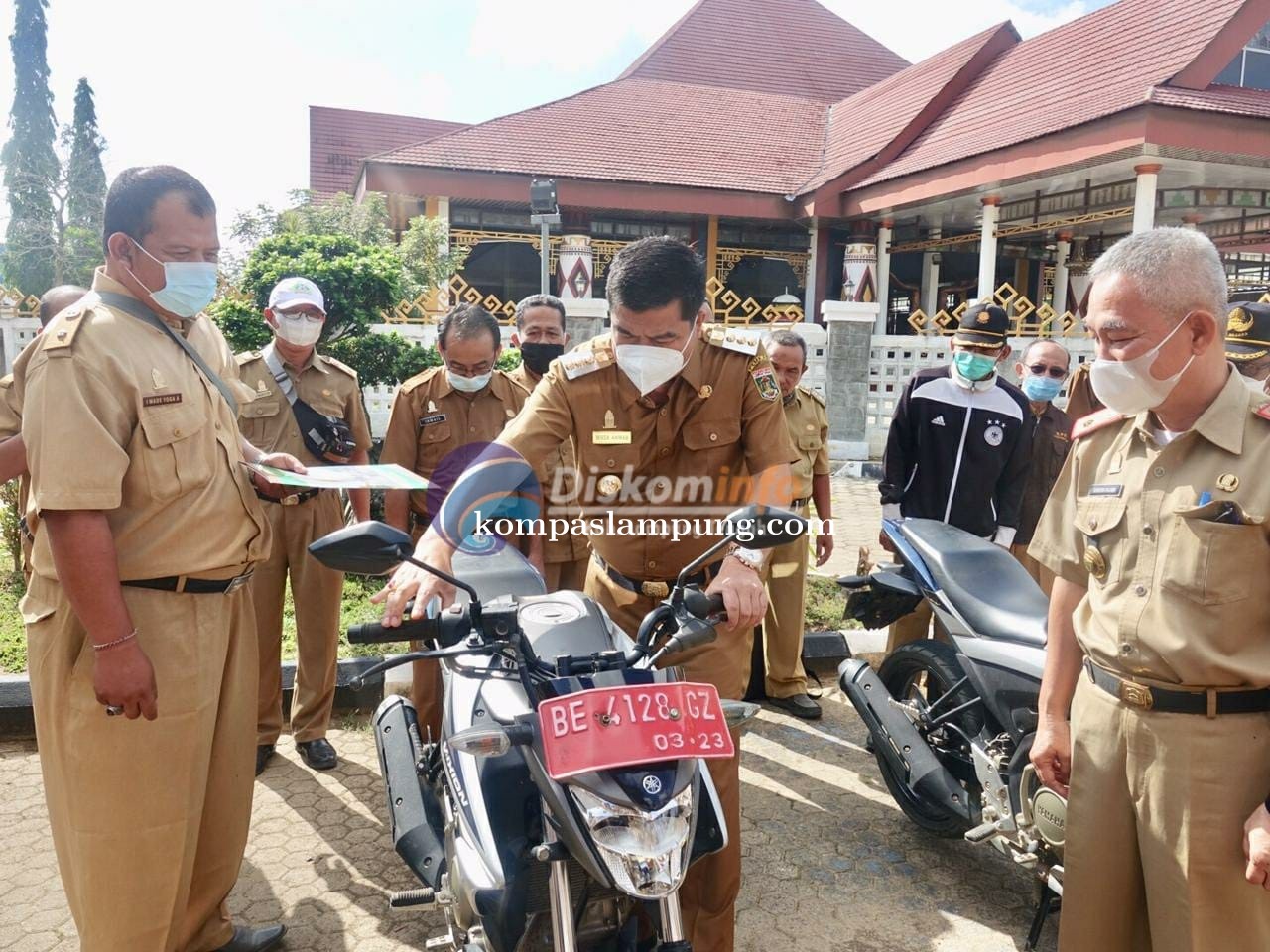 Bupati Lamteng Bagikan Secara Simbolis Kendaraan Dinas Roda Dua