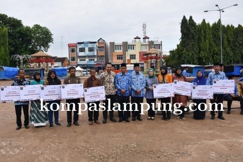 Walikota Metro Menyerahkan Langsung Bantuan CSR Dan 5 Unit Motor Saat Upacara Bulanan Pemkot Metro