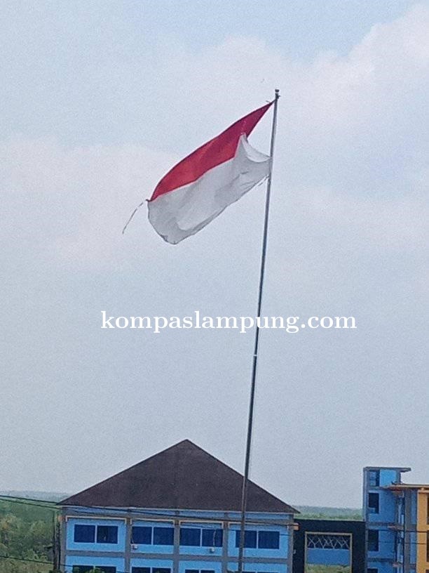 Bendera Merah Putih Robek Berkibar Di Sidang Paripurna DPRD Mesuji
