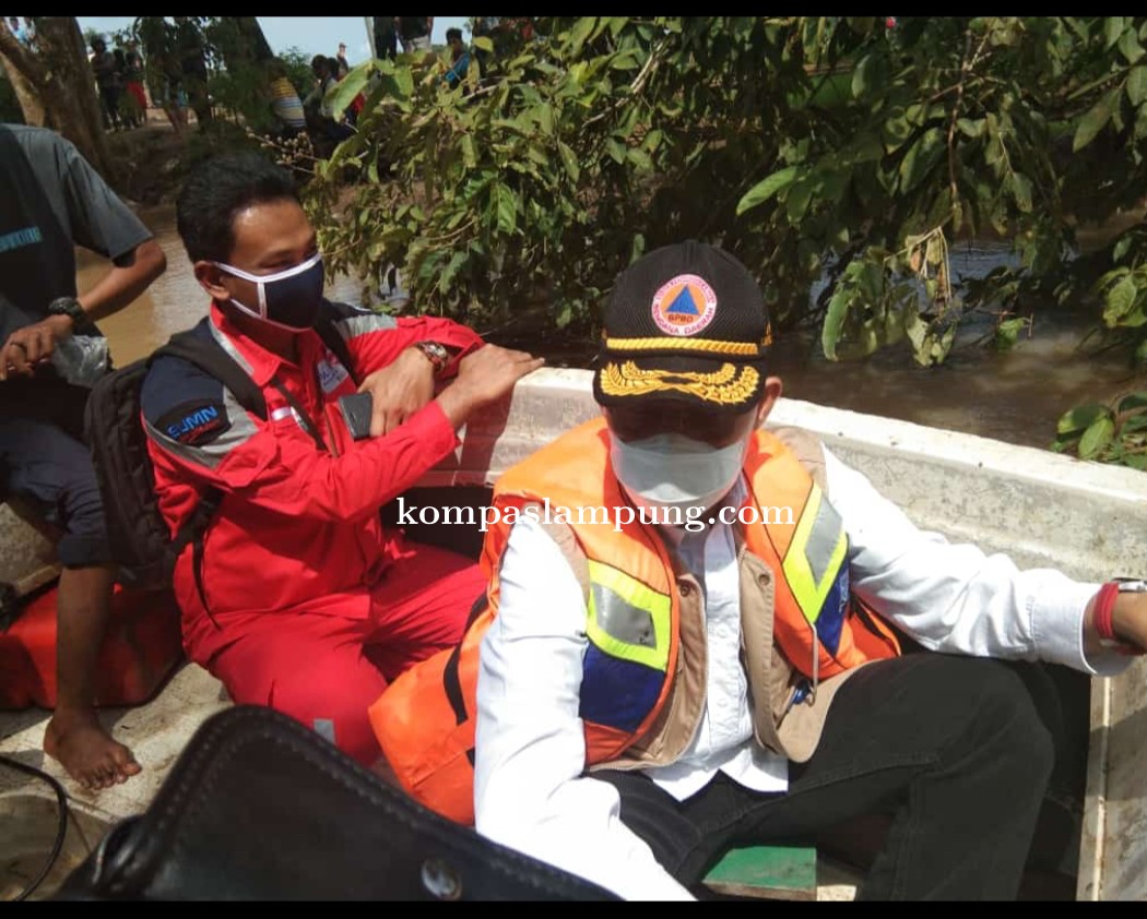 Bupati Lampung Timur Tinjau Lokasi Pencarian Korban Tenggelam Di Sungai