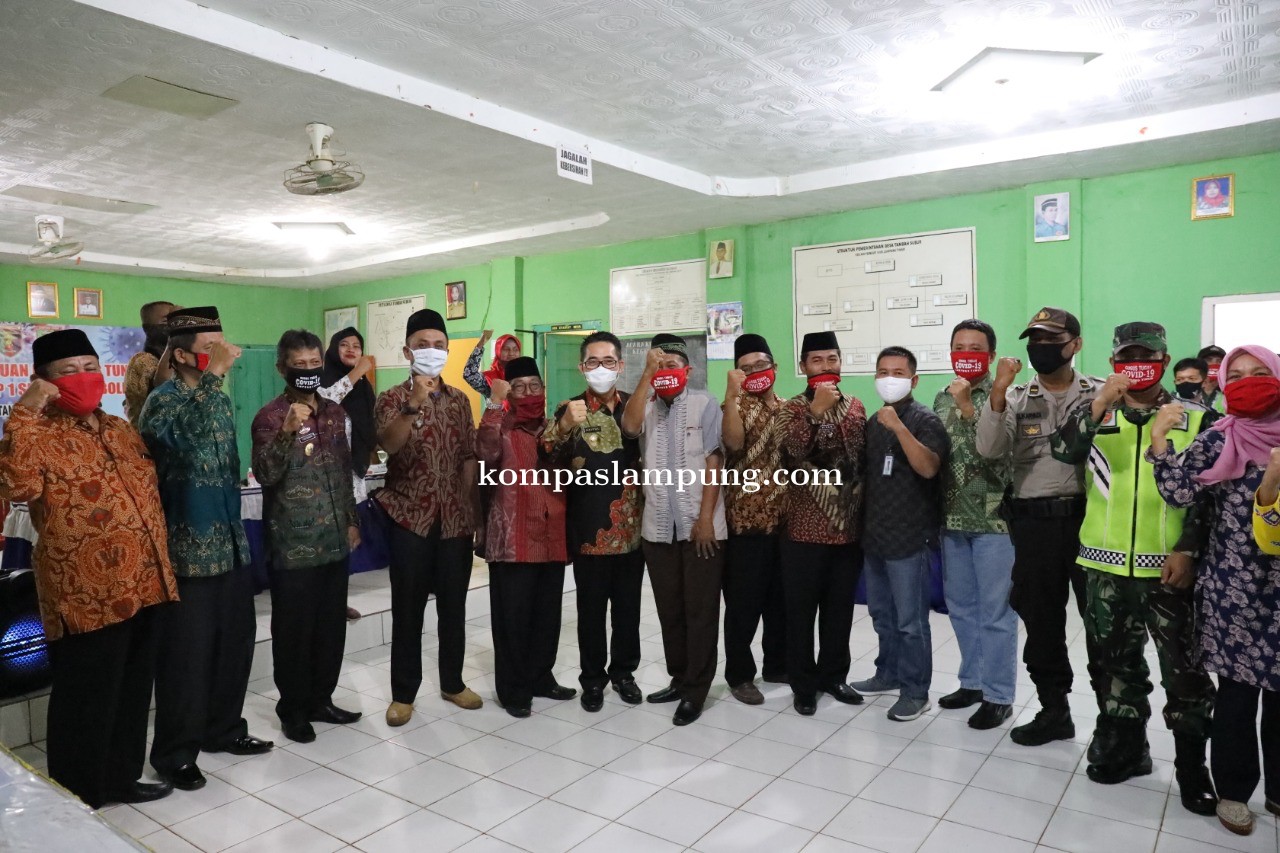 Bupati Lamtim Hi. Zaiful Bokhari Serahkan Penerima BLT DD Di Kecamatan Way Bungur