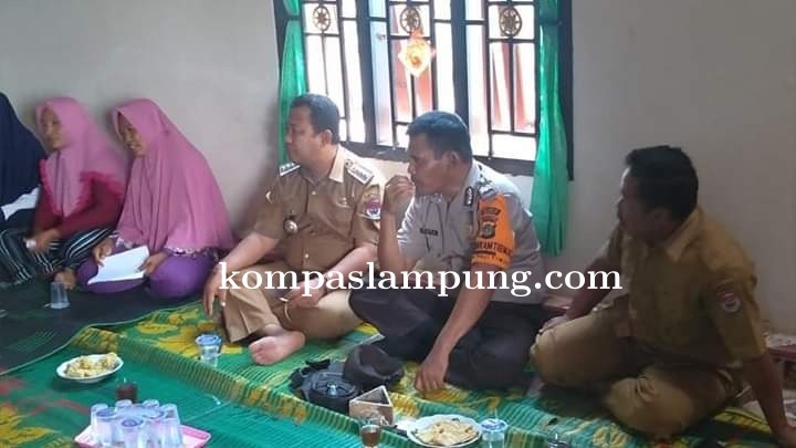  Camat Mesuji Bersama 4 Petugas Kecamatan, Melakukan Sosialisasi Kepada Masyarakat Penerima PKH