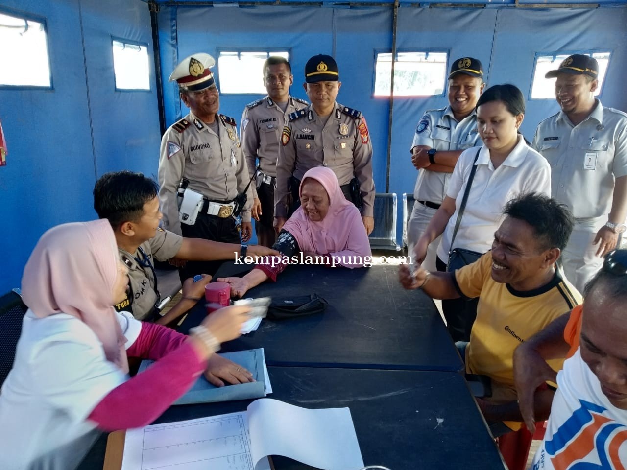 Polres Tulang Bawang Cek Kesehatan Pemudik Yang Melintasi Jalan Tol