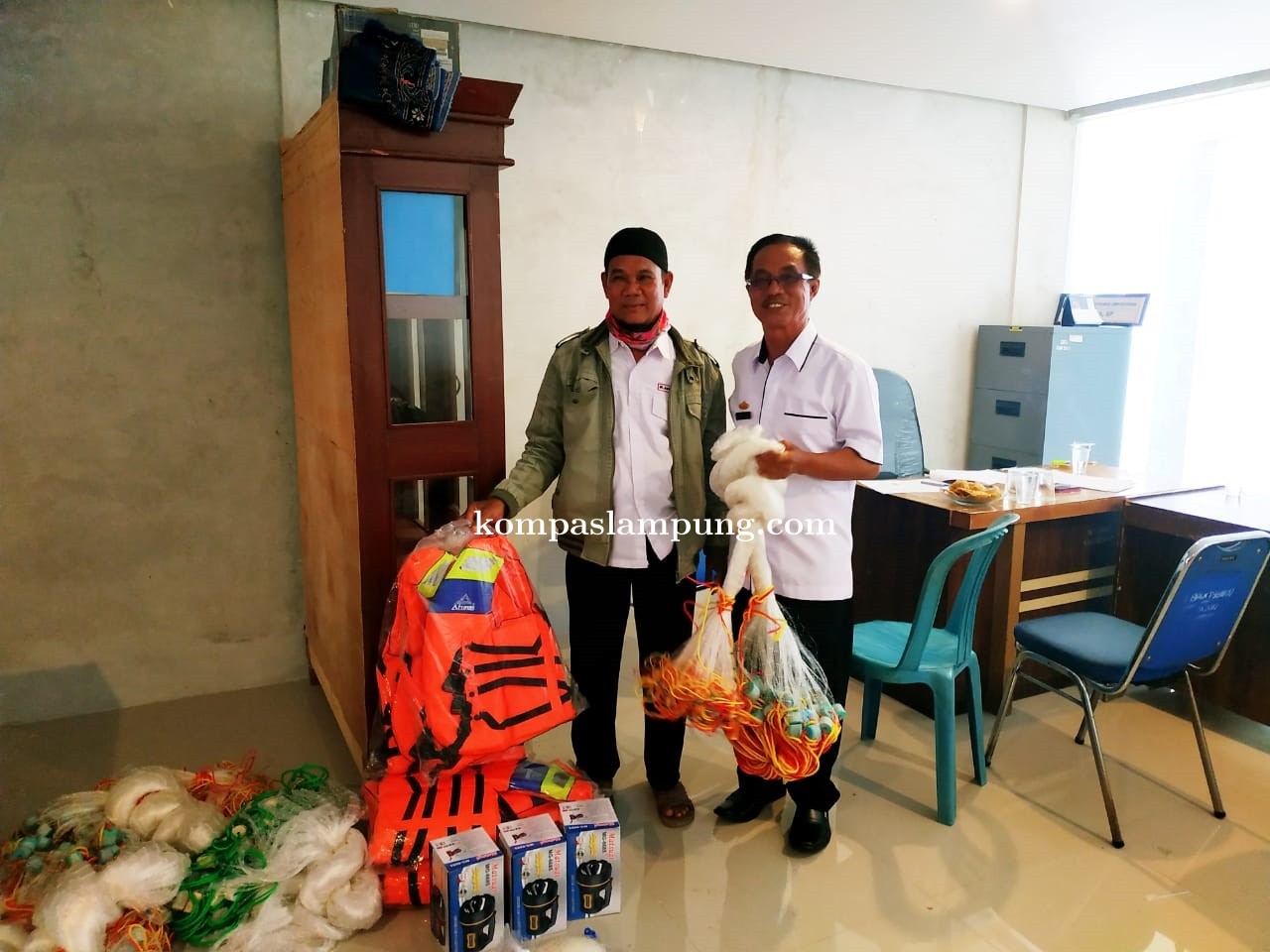 Dinas Perikanan Tubaba Berikan Bantuan Alat Tangkap Kepada 11 Kelompok Tani Nelayan