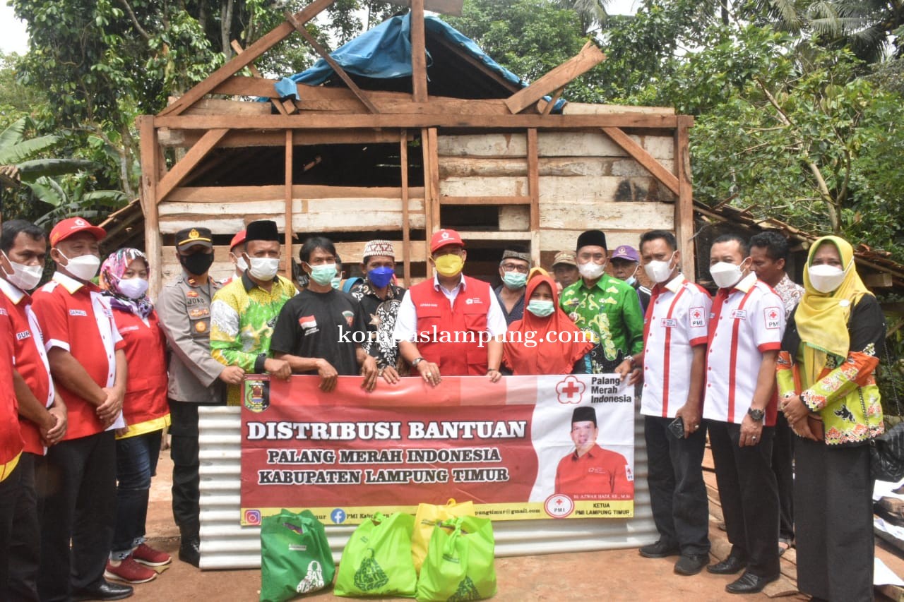 Ketua PMI Lampung Timur Beri Bantuan Warga Terdampak Musibah Puting Beliung di Desa Girimulyo