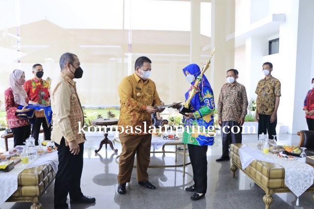 Gubernur Lampung Menyerahkan Penghargaan Pemenang Lomba Tingkat Provinsi Lampung Tahun 2021