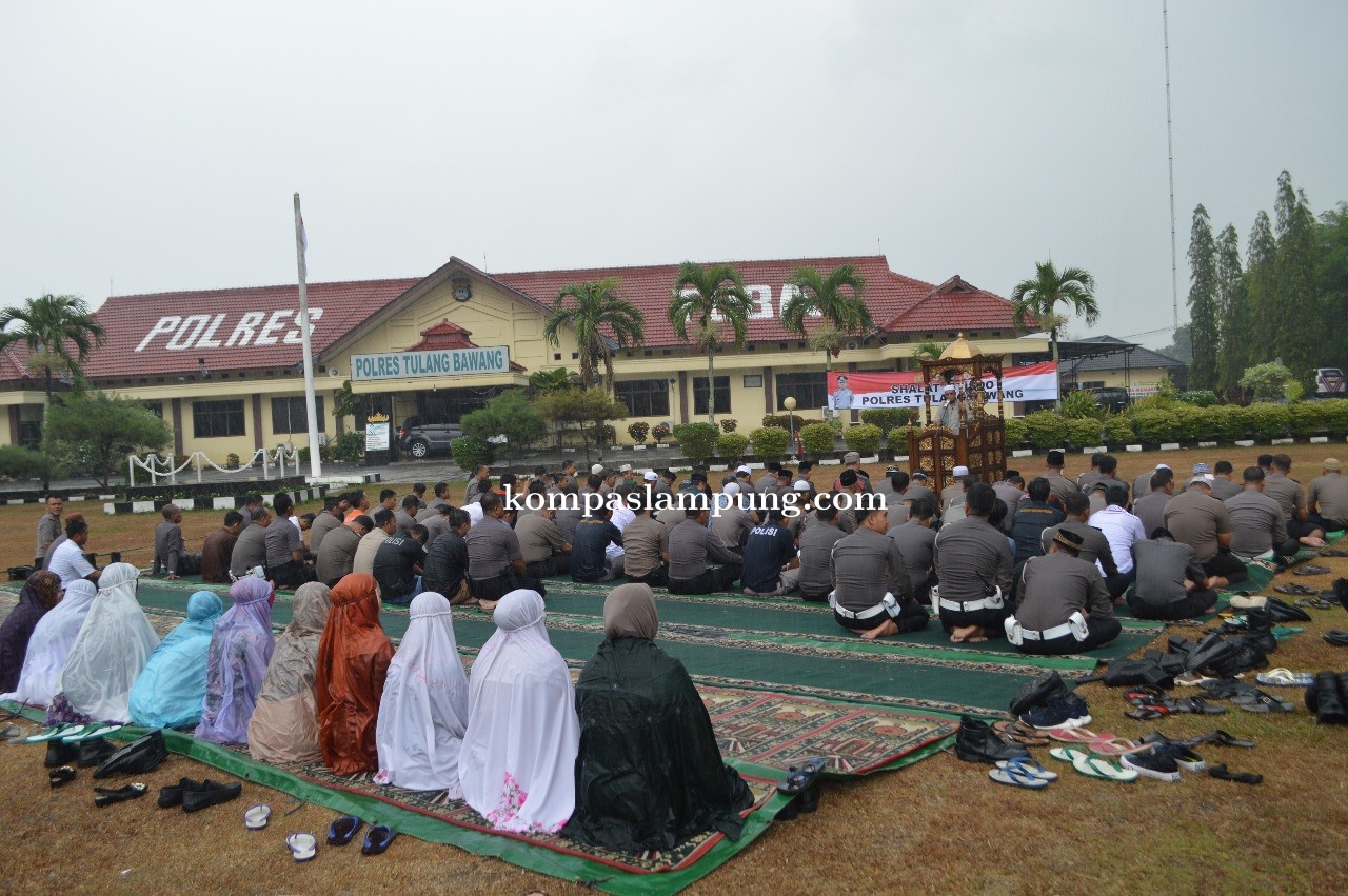 Hujan Deras Mengguyur Jamaah Sholat Istisqoh Di Mapolres Tulang Bawang