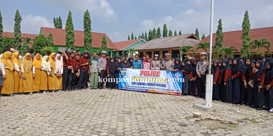 Kasatlantas Polres Mesuji Melakukan Road Show Di SMA Negeri 1 Simpang Pematang Mesuji