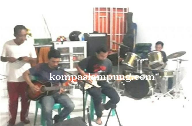 Rumah Mantan Penjabat Sekda Mesuji Serempak Di Datangi Para Pemuda Komunitas Musik