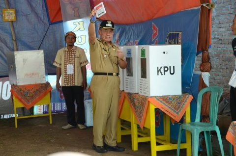 Usai Menyalurkan Hak Pilihannya di TPS 13 Kelurahan Yosodadi, Djohan Langsung Memantau Pemilu