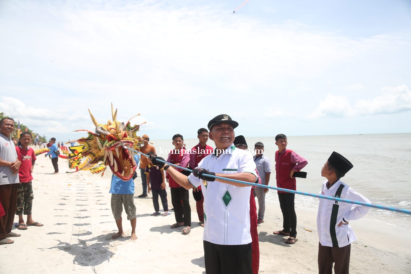Bupati Lampung Timur Hadiri Festival Layang-Layang di Pantai Cemara
