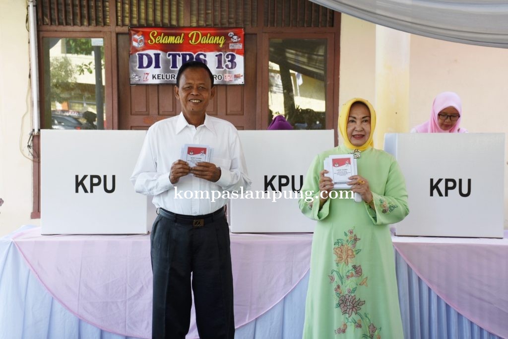 Walikota Pairin Gunakan Hak Pilihnya di TPS 13 Metro Pusat