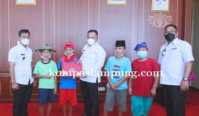 Bupati Lamsel Sambut Tim Kreatif Si Bolang Dari Desa Palembapang 