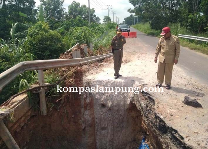 Loekman Instruksikan Dinas Bina Marga Segera Perbaiki Jalan Yang Longsor