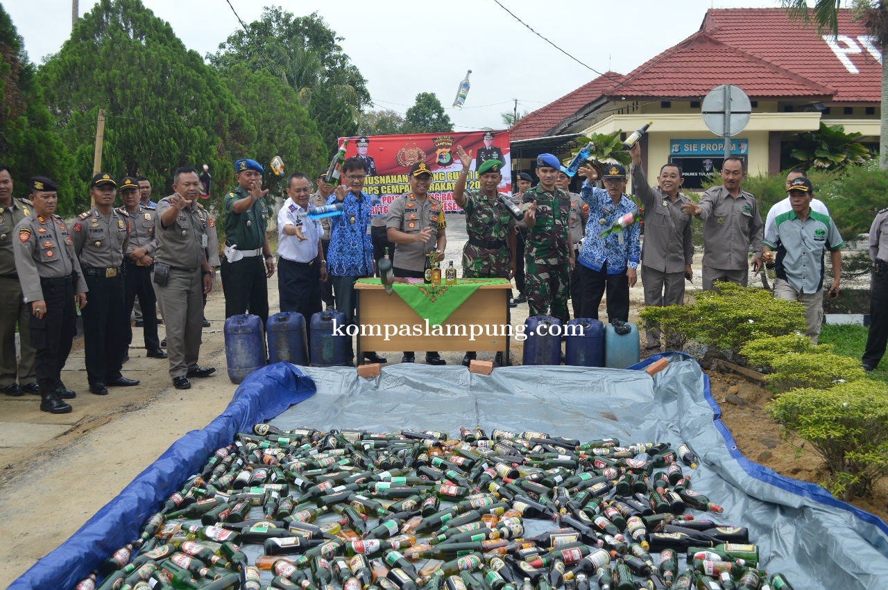 Jelang Natal 2019 Dan Tahun Baru 2020,  Polres Tulang Bawang Musnahkan Ratusan Botol BB Miras