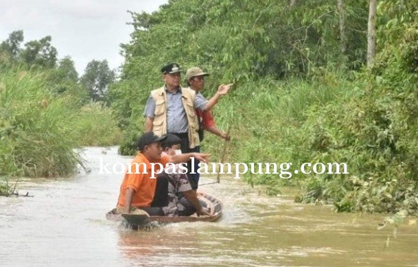 M Dawam Rahardjo Meninjau Kondisi Banjir Di Desa Mekarjaya Kecamatan Jabung