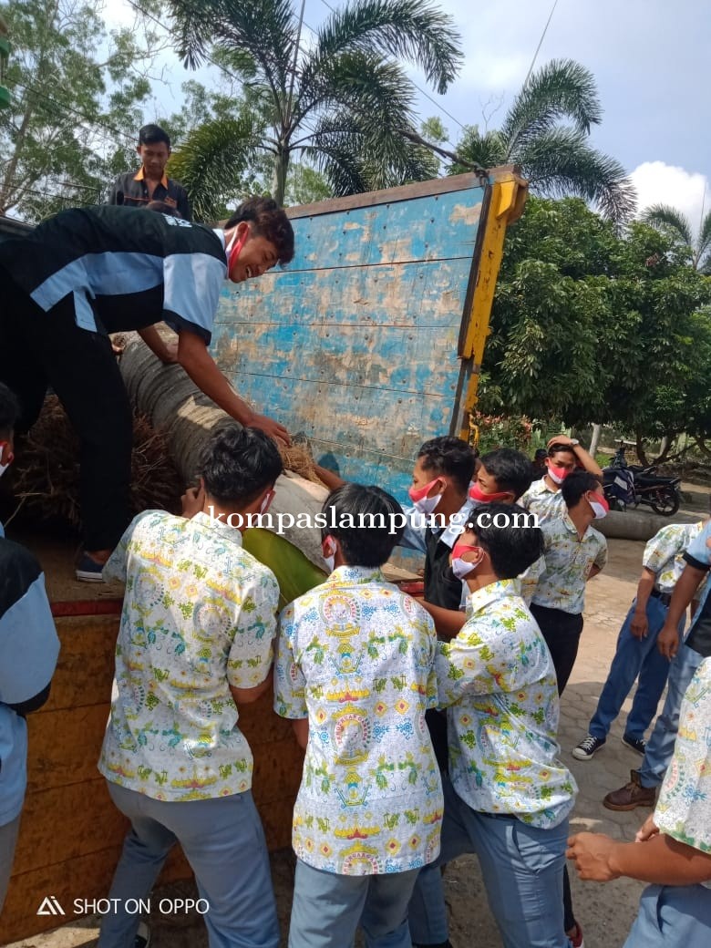 Siswa SMK Ganesa Sekampung, Gotong-royong Bersama Masyarakat Membersihkan Masjid Hidayatul Mustaqim