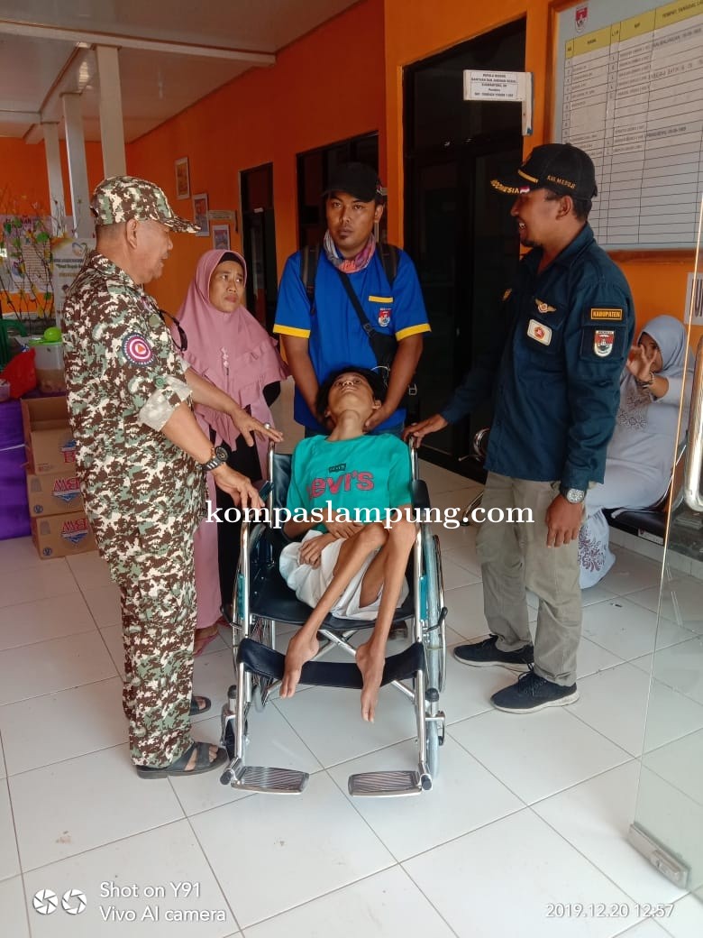 Dinas Sosial Kabupaten Mesuji Memberikan Bantuan Kursi Roda Kepada Jefri