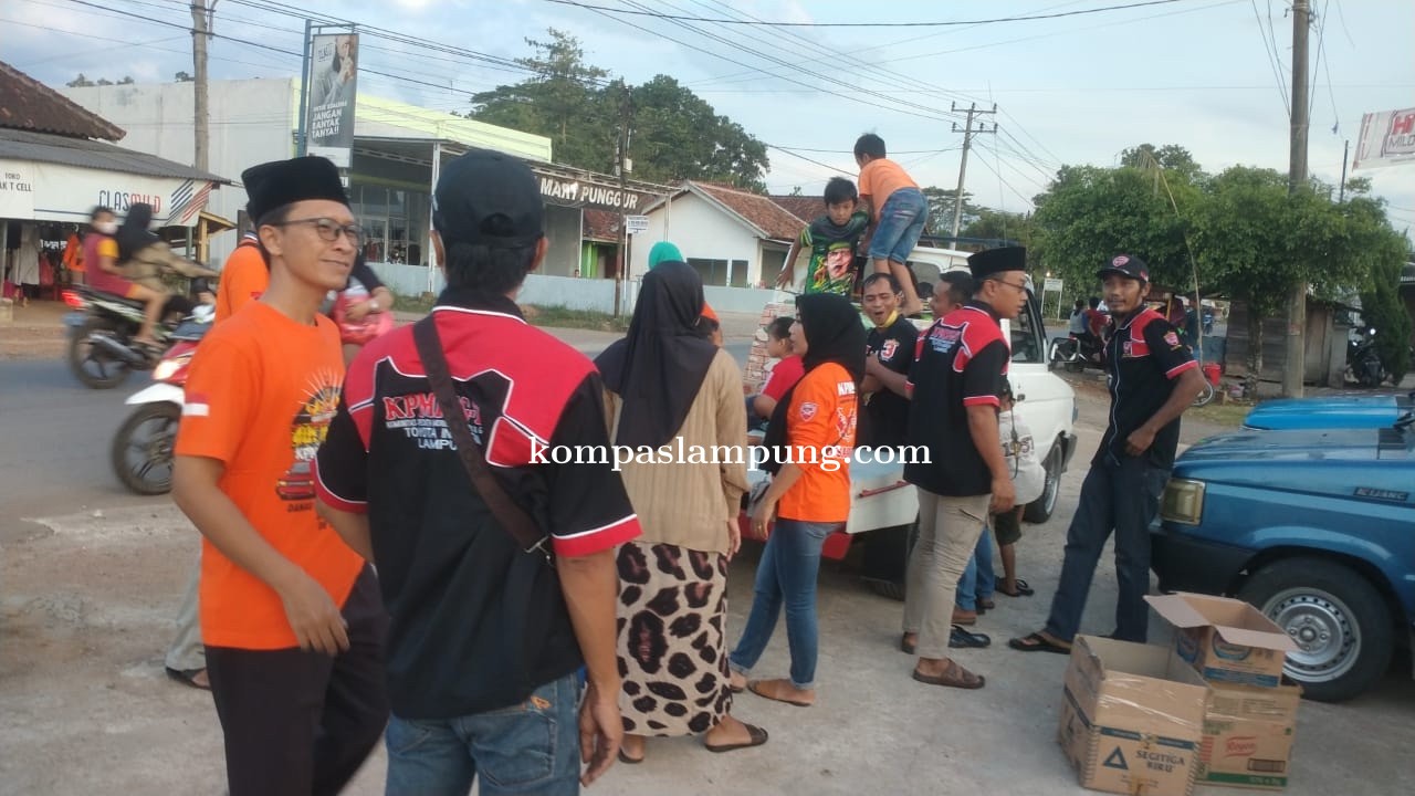 Latih Kesadaran Berbagi, KPMKSG-TI Chapter Metro Bagikan Takjil Gratis di Jalan Raya Metro - Punggur