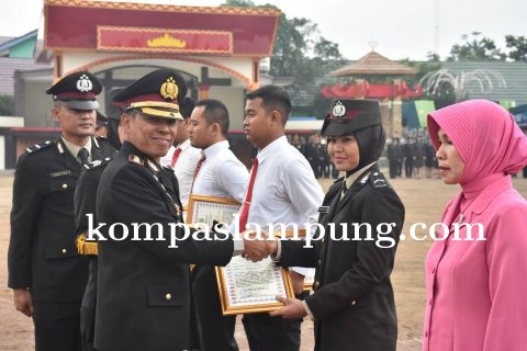 Kapolres Berikan Penghargaan Ke Sejumlah Anggota Polresta Kota Metro