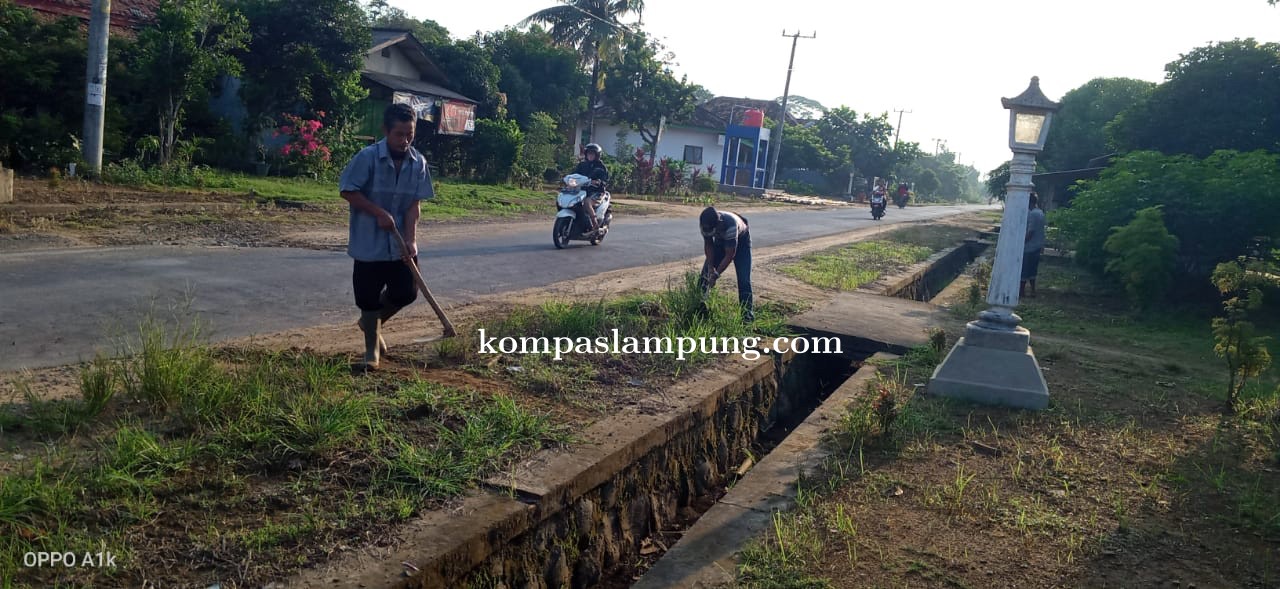 Pererat Tali Silaturahmi Antar Warga, Kades Kali Bening Lam-Tim Adakan Kegiatan Jumat Bersih