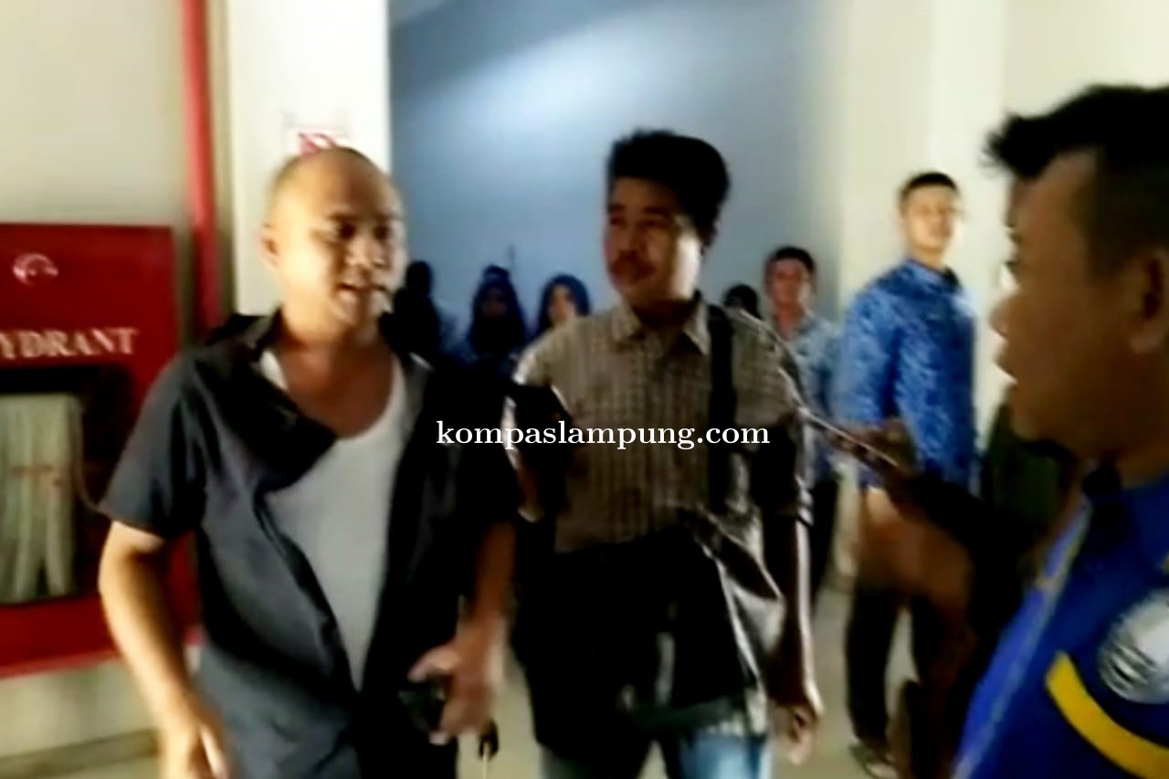 Hilaf, Karena Tersingung Ucapan Oknum Sekertaris BPKAD Pukul  Wartawan