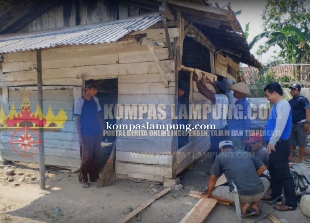 Kepalo Tiyuh Penumangan Baru Bantu Rehap Rumah Mbah Subari