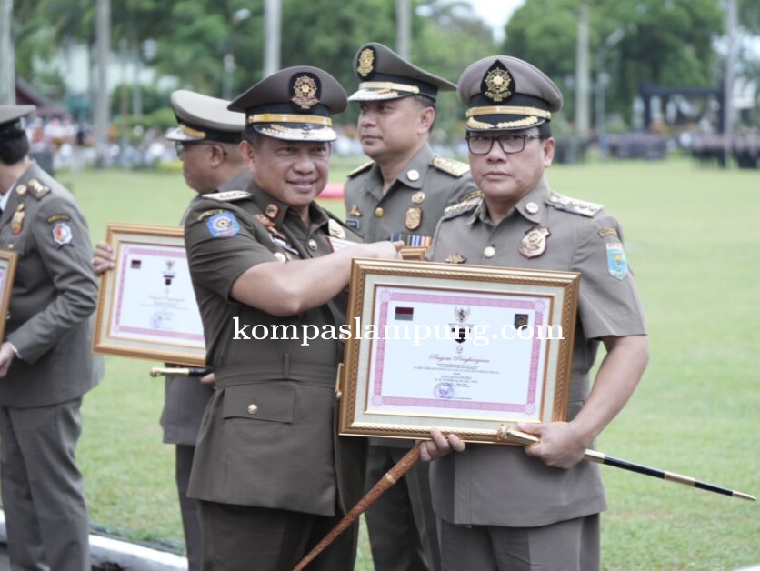 Mendagri Berikan Penghargaan “Karya Bhakti Sat Pol-PP” Kepada Wali Kota Metro dan Tiga Wali Kota di 