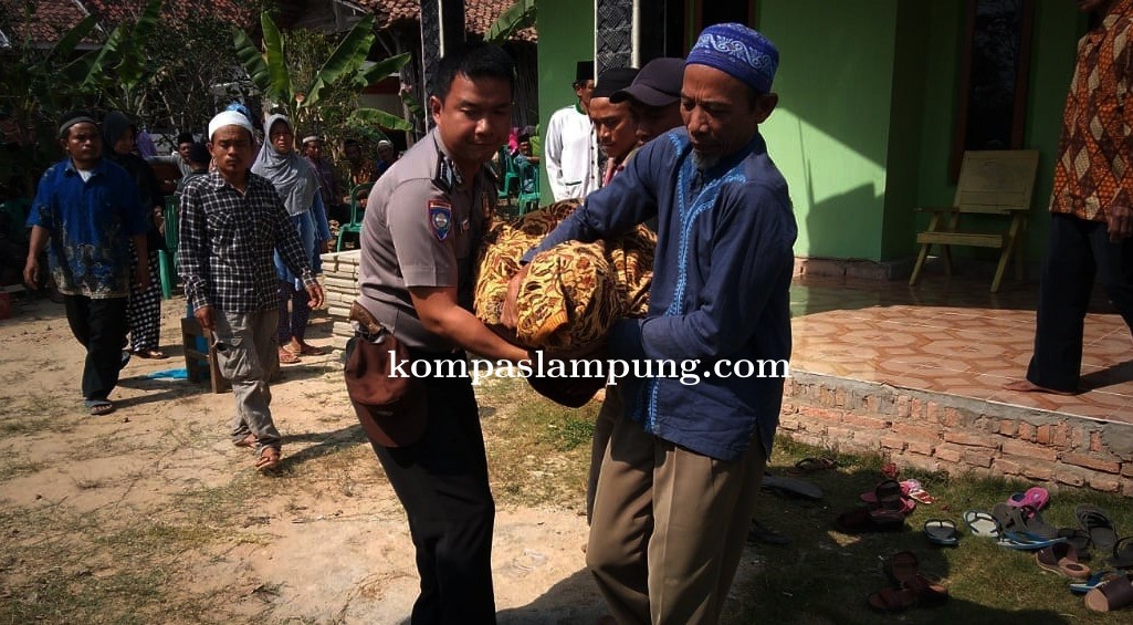 Mendapat Berita Duka, Ini Yang Dilakukan Bhabinkamtibmas Polsek Lambu Kibang