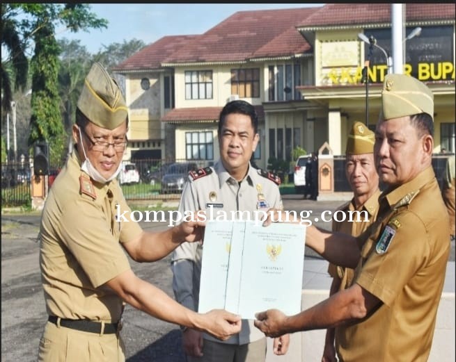 Bupati Lamtim Menjadi Pembina Apel Mingguan Di Halaman Kantor Pemkab  