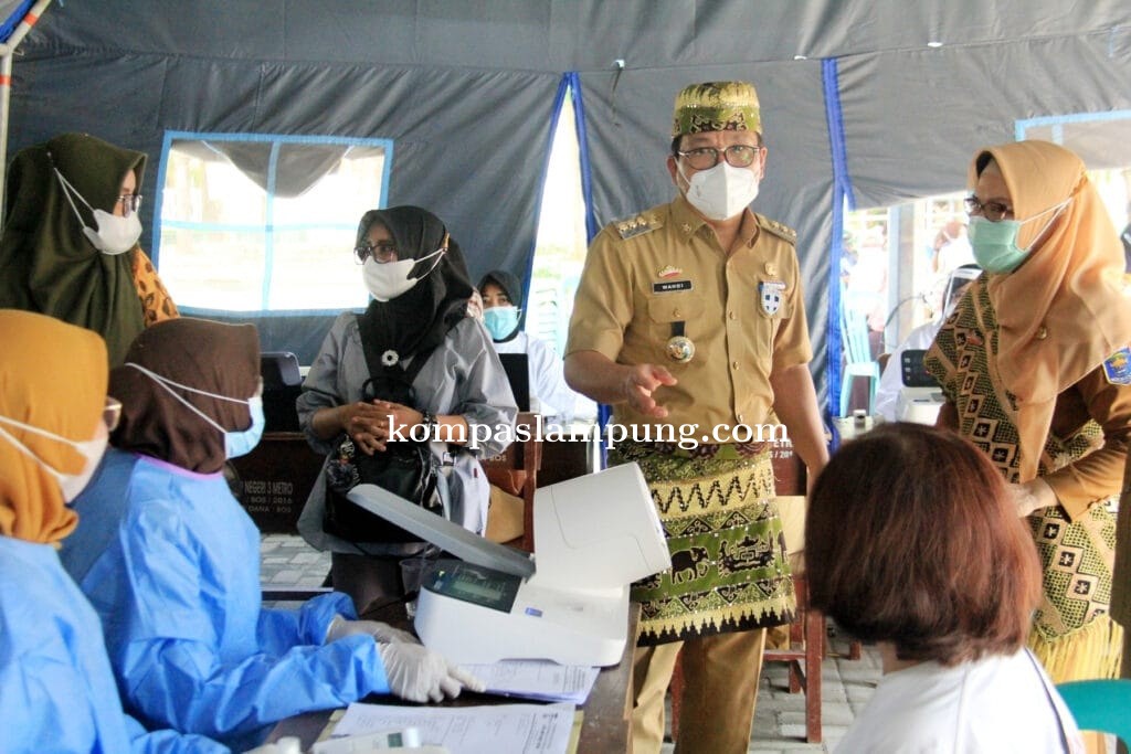 Walikota Metro Tinjau Pelaksanaan Vaksin Massal Untuk Guru Di Kota Metro