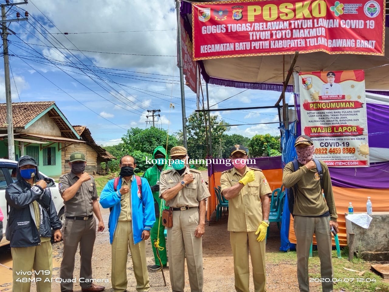 Aparatur Dan Masyarakat Tiyuh Toto Makmur Antisipasi COVID-19 Dengan Mendirikan Posko